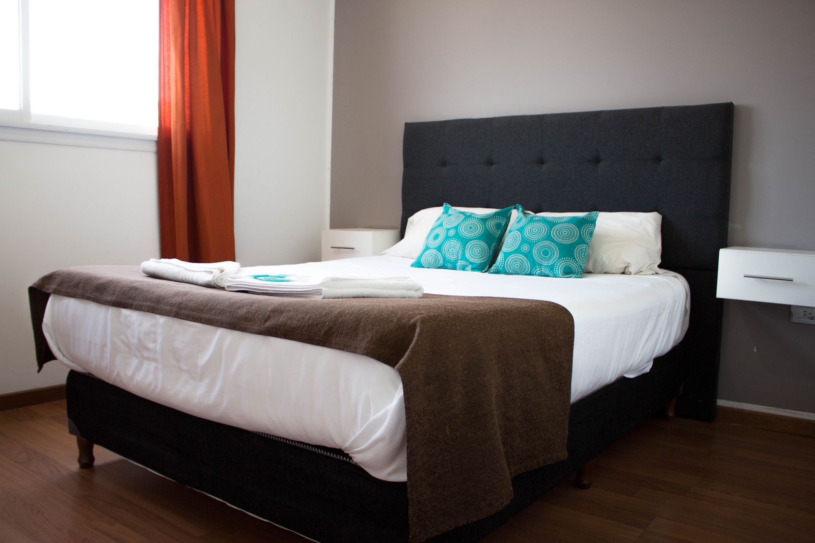 Dormitorio con cama amplia y detalles en celeste